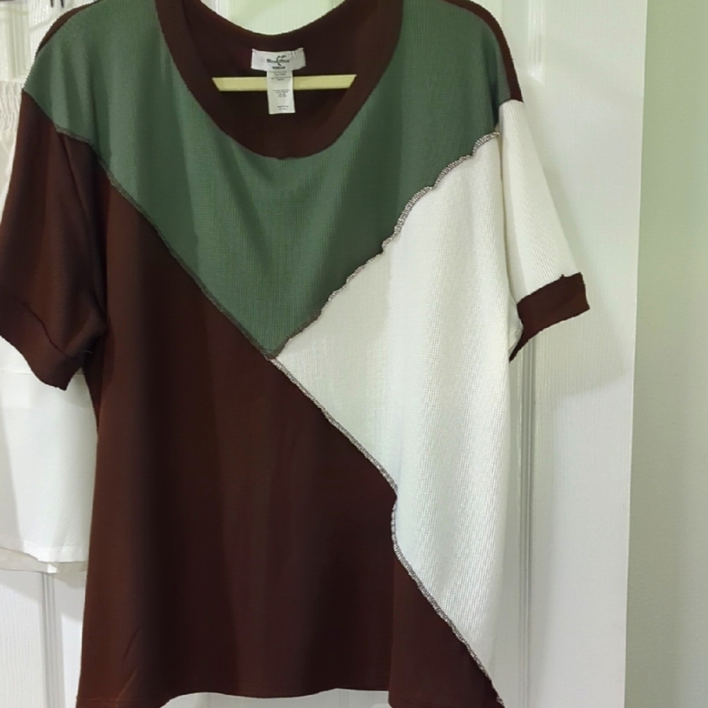 NWT MOA MOA Green, Brown, and White Women's Short Sleeve Top - Size 1X